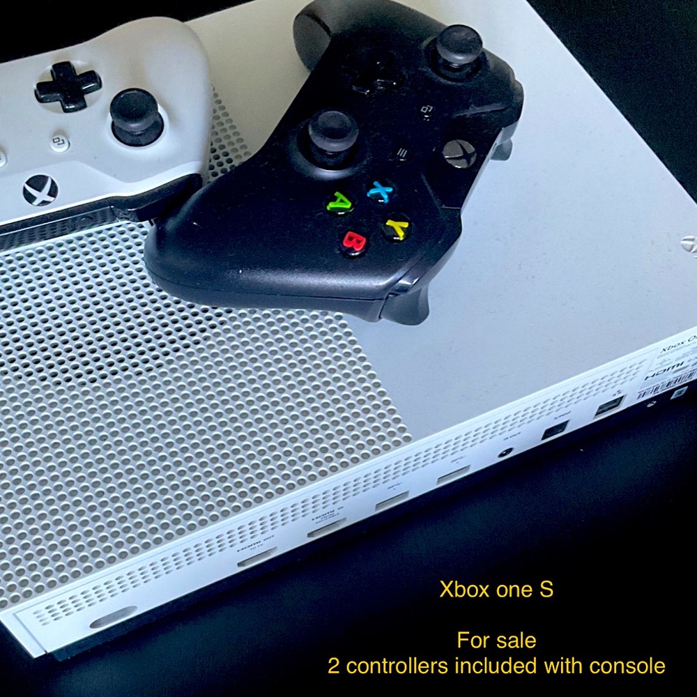 Xbox one s series console - 3 controllers available and some games bundle & save
